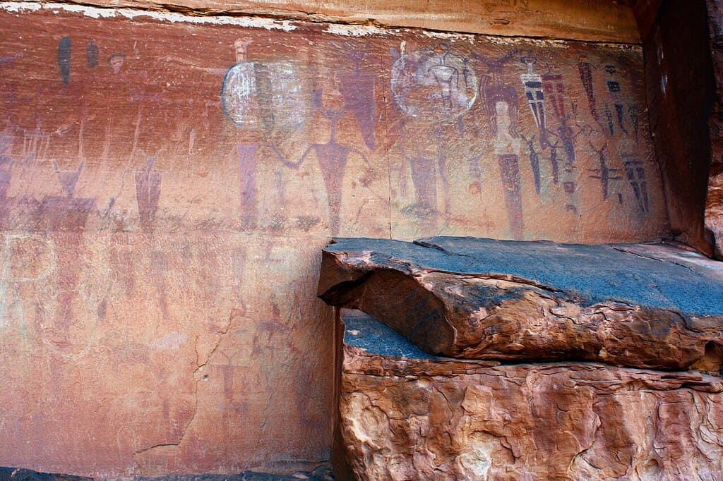 Courthouse Wash Petroglyphs - Photo by MoralMoney, CC BY-SA 3.0, via Wikimedia Commons